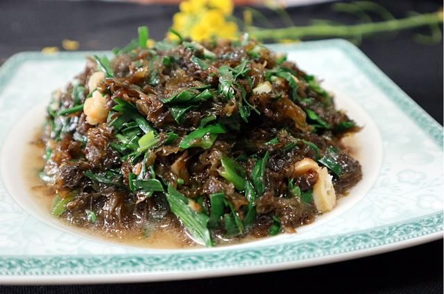 地木耳|因无法规模培育而身价倍增，农村野菜太难得，打雷下雨后才能捡到