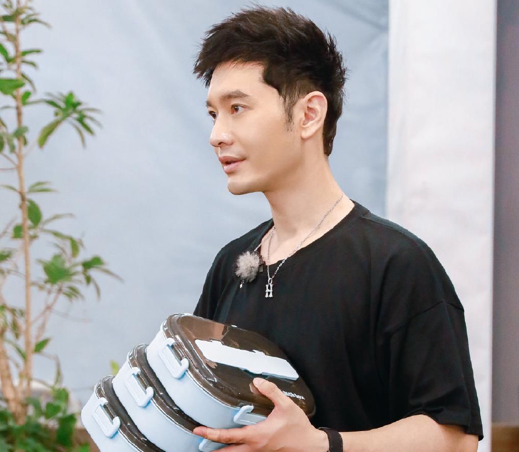  中餐厅|《中餐厅》口碑爆棚，为致敬一线人员，黄晓明带队做800份盒饭