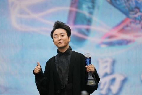  李玉刚|“爱恨就在一瞬间”的李玉刚，曾经还当过乞丐