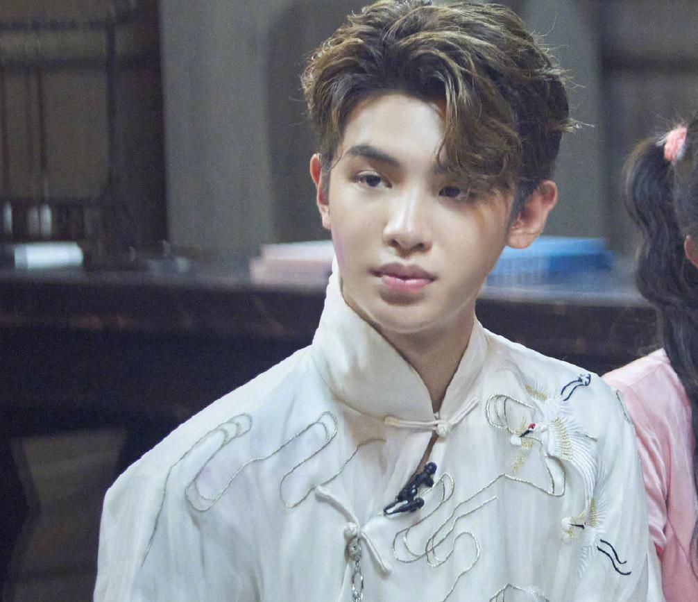  朋友|《密逃》黄明昊维护杨幂，朋友遭殃被曝“一条龙”服务，NPC笑场