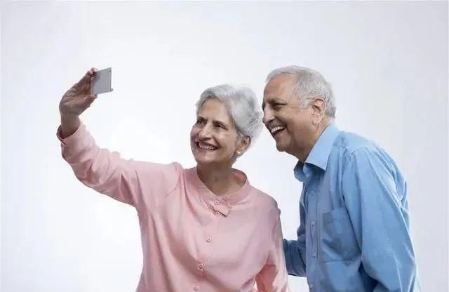  夫妻|为何越来越多的夫妻，到了中年就分床睡？背后的原因很现实