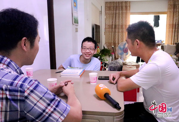 走出|福利院走出的残疾大学生常华获万元福彩公益金资助