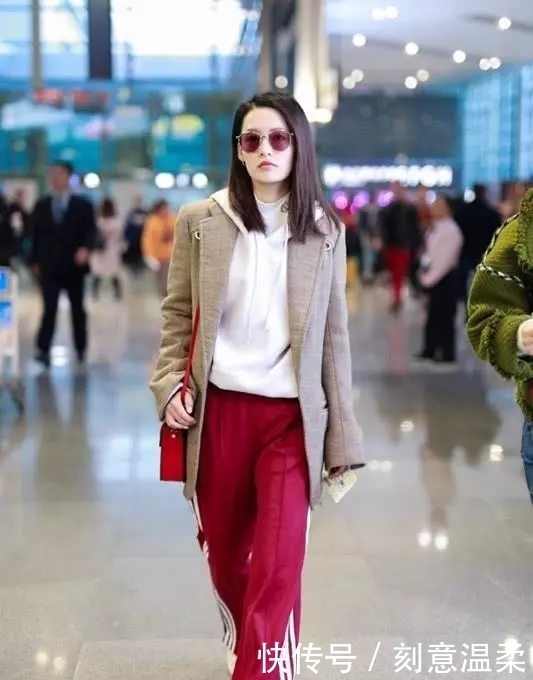 清新|被李沁甜到了！粉色卫衣配短裙清新又甜美，28岁美成了18岁少女