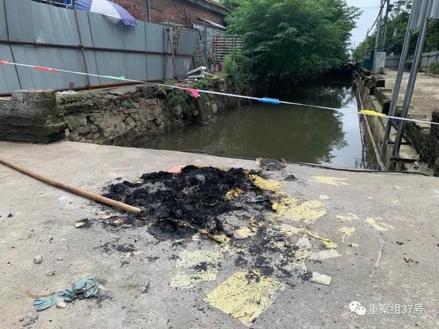  驴肉馆|裸露的护城河、缺席3年的护栏、1场暴雨，52分钟4人落水两人丧生