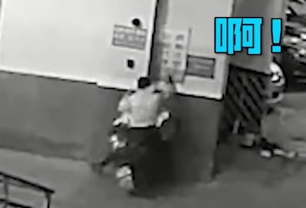  逃离|隔着屏幕都疼！笨贼偷电动车却驾驭不了，下一秒突然撞墙弃车逃离