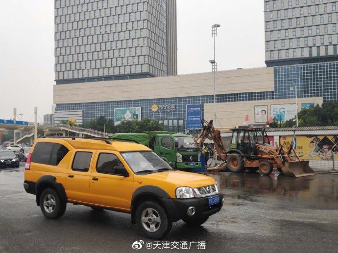 爆裂|天津 津滨大道上发生自来水大量跑冒 爆裂水管直径为400毫米