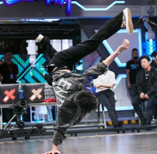  脱妆|王一博街舞现场受关注，遭遇镜头怼脸拍，脱妆后的样子太真实：哪像23岁