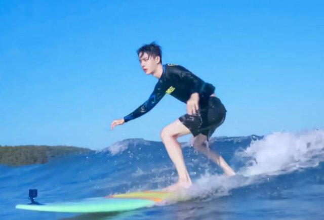  弄潮儿|王一博《夏日冲浪店》大秀弹舌，扮野人成浪尖上的弄潮儿