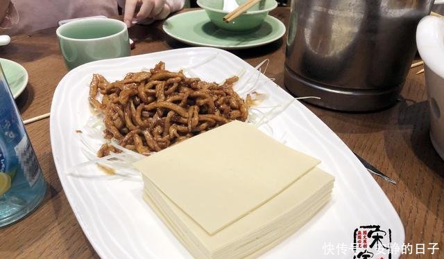 道菜|和同事吃饭，7人花了340元，结账时，服务员那位男士已经交完了