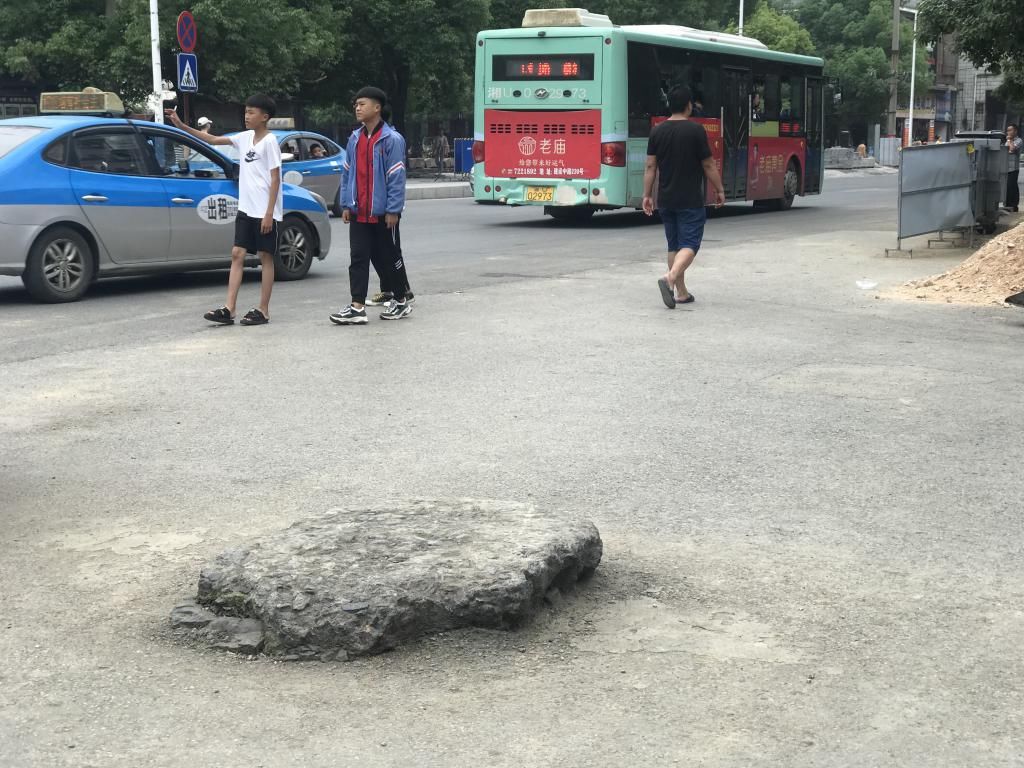  盘踞|盘踞花垣县城二小路口多年的这个拦路虎何时才能移除！