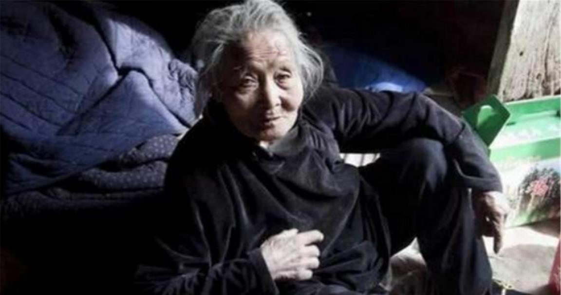 银行|99岁老人天天吃咸菜度日，死后家中发现百万遗产，银行清点3小时