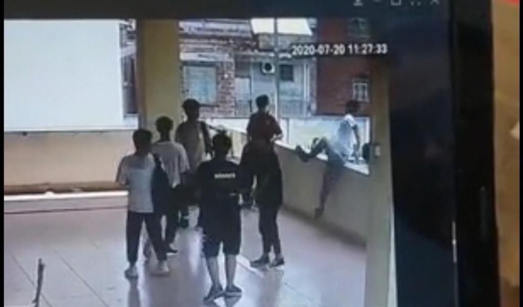  中学生|中学生楼道里模仿科比转身后仰跳跃投篮，身体翻出护栏意外坠楼