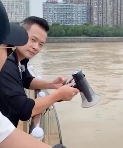  娇小|黄晓明vlog下的中餐厅成员：李浩菲娇小，赵丽颖这腿围真实的？