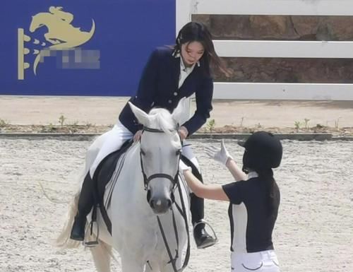  方式|蔡徐坤孟美岐同时录跑男：看到两位“初C”的站位后，避嫌方式太明显