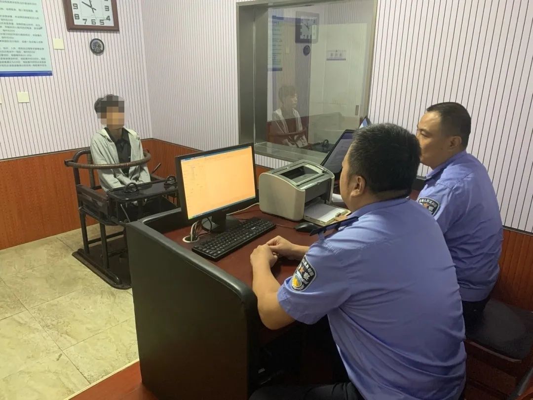 深夜|深夜网吧偷手机,却不知监控拍下了一切