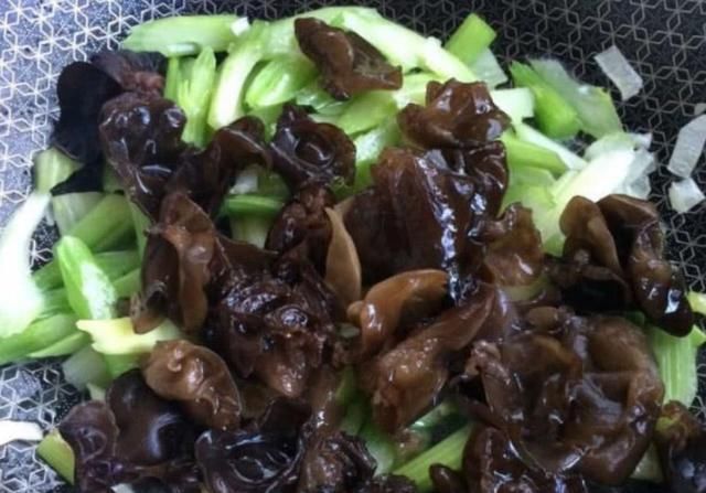  不见|木耳和此物一起炒，等于“天然泻药”，清肠排宿便，赘肉不见！
