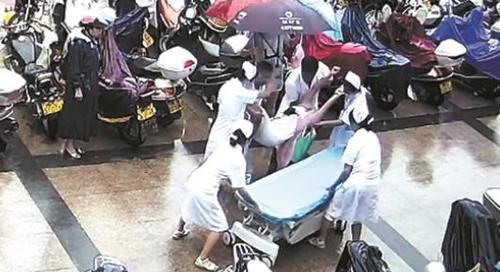 死亡|男子翻窗站20多层高楼外墙，下半身只穿一条内裤，不幸坠楼身亡