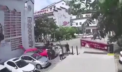  女司机|女司机倒车竟把自己压车底，又是怎么回事？