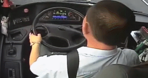 操作|今早,杭州公交司机行驶中突发胸痛!昏迷前30秒,他一系列操作救下一车人...