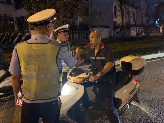 严查|【创文进行时】婺源公安交警严查各类违法行为