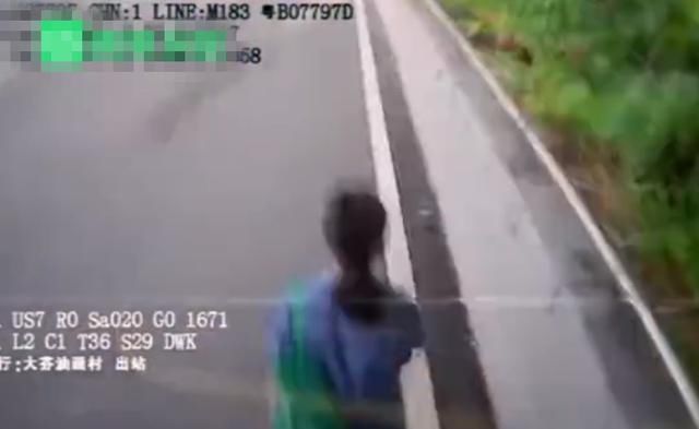  事故|警惕！公交司机低头捡东西碾死行人，事故发生就在一瞬间