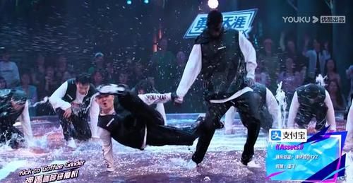  怒骂|水舞台PK大战，受伤2人退赛1人，4支战队3支战损，观众怒骂没人性