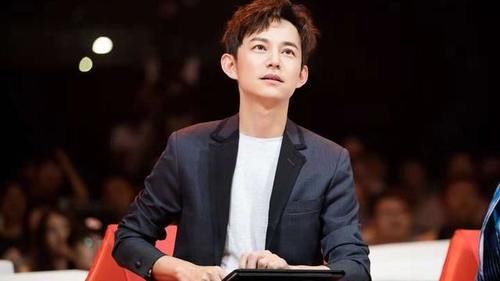  众人|节目当中为何总是何炅开车？知道原因后，众人心头一紧！