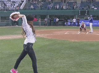  下嘴|搞笑GIF：这只是一个面具，哥们，你就放心下嘴吧！