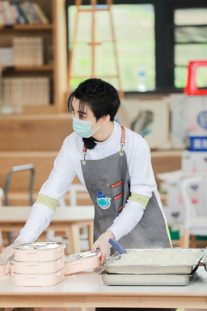  单人|「TFBOYS」「分享」201017《中餐厅》收官之夜王俊凯单人cut，奇迹俊俊解锁新的搞笑时刻