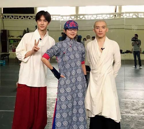  激烈|《快本》主持团纳新竞争激烈，空降女主持被群嘲，杨幂亲自上阵