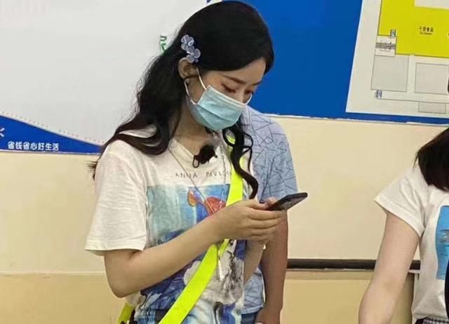  庇护|赵丽颖录《中餐厅》被拍，失去8级美颜庇护后，这状态确定32岁？