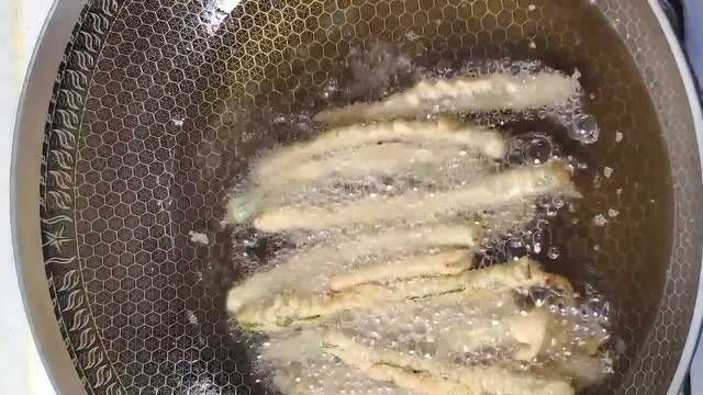 豆角|豆角新的做法，外酥里嫩麻辣鲜香，吃上几口再也停不下来