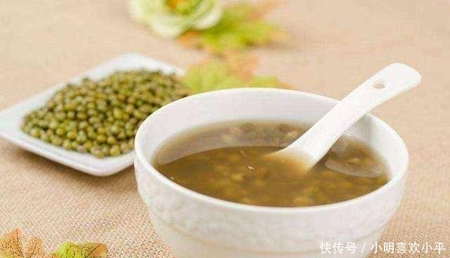 鸡架|手撕鸡架配上酥油饼,咬一口酥脆可口,加一碗红糖绿豆汤更过瘾