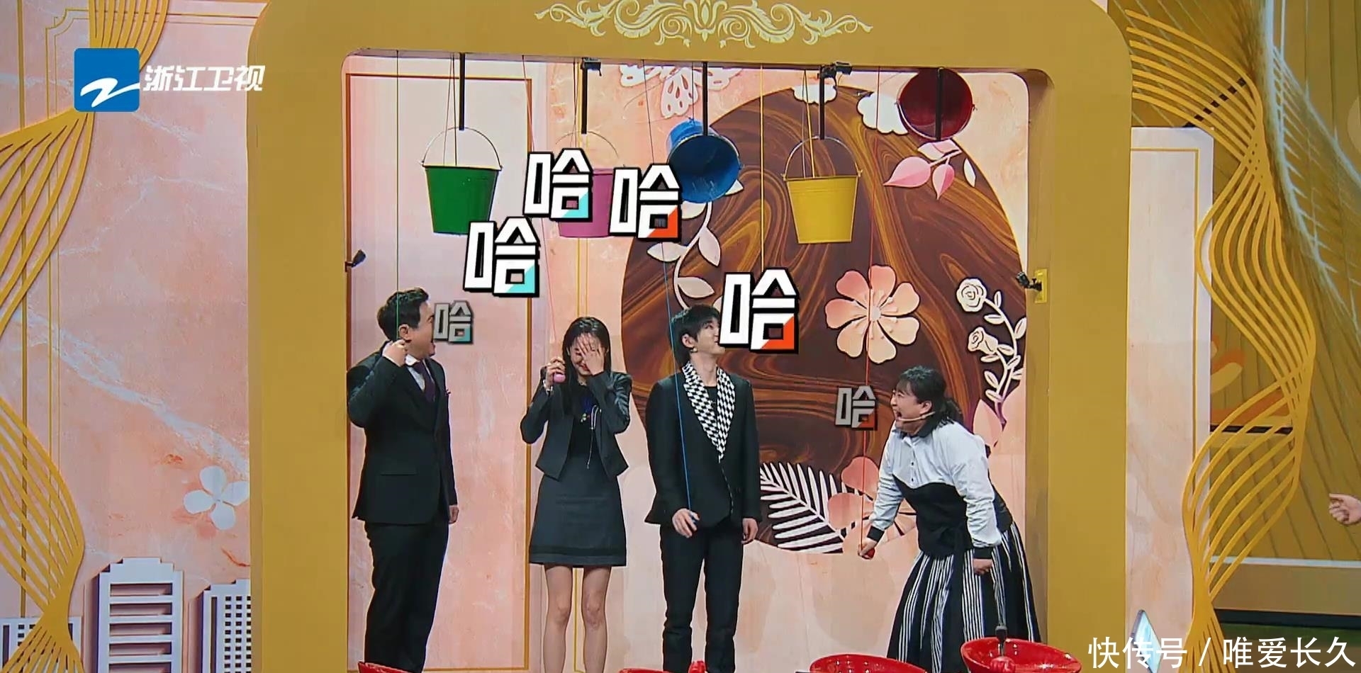 华晨|关晓彤节目现场脱鞋,当她和173华晨宇同框时,看到差距不敢相信