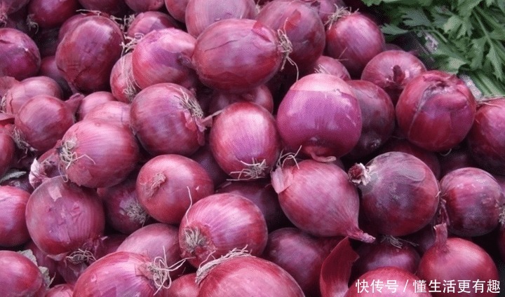 洋葱炒|夏天，遇到此菜要多买，5毛钱一斤，比豆角便宜，做成丸子特香