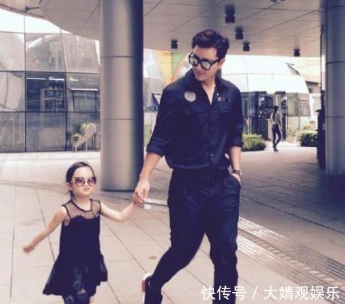  昔日|甜馨穿黑裙子神气十足，贾乃亮昔日带女儿去游乐场，还全程陪玩