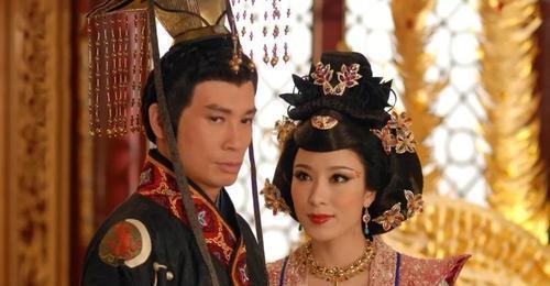 人都|太监以为他是傻子,助他登基,他下的第一道圣旨,让太监傻眼了!