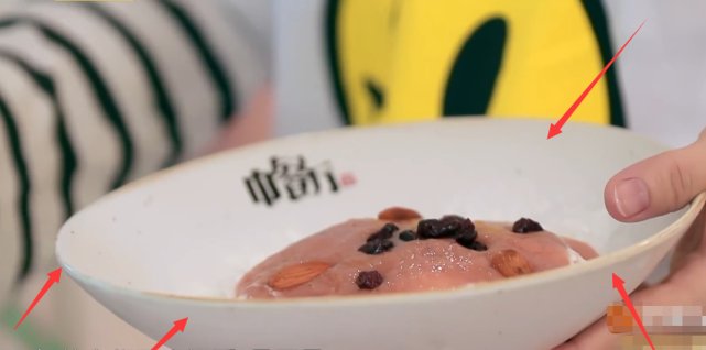  手里|赵丽颖自己学习做冰沙, 谁注意她手里用的碗? 这顾客还怎么敢来