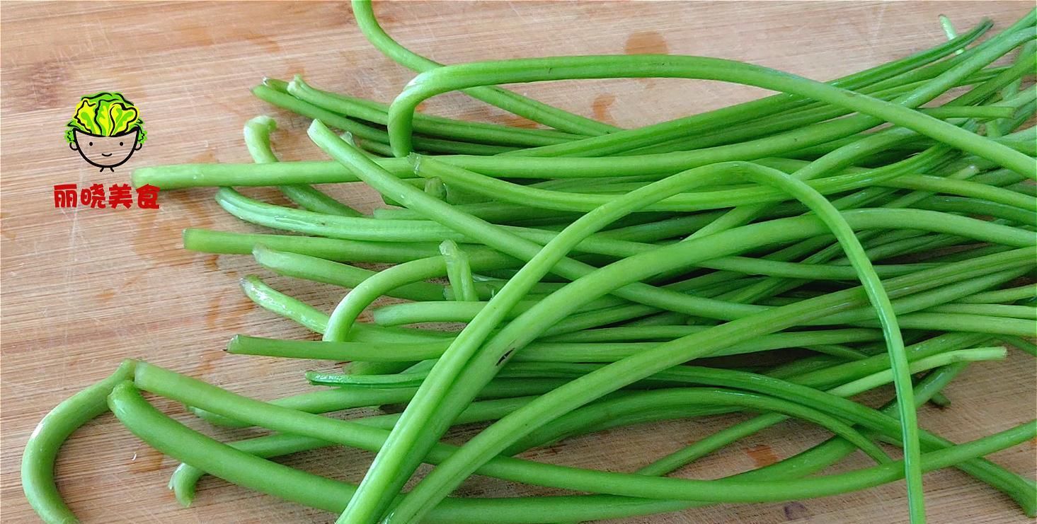  红薯|红薯梗有人焯水，有人直接炒，都不对，教你解馋吃法