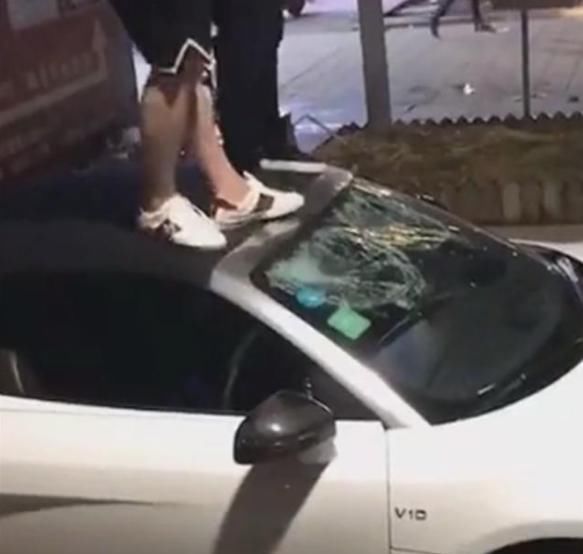  辆奥迪R8|男子酒后跳舞，爬上200万奥迪R8，一脚下去出现“蜘蛛网”