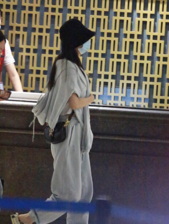 机场|赵丽颖打扮休闲现身机场, 脚上趿拉着鞋手腕上戴着皮筋, 超接地气