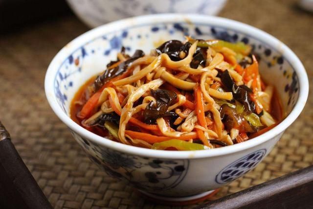 好吃|学会这样做鱼香杏鲍菇，营养好吃又美味下饭，一大盘都不够吃