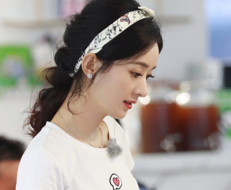  赵丽颖|赵丽颖被路人大狗吓跑，主人赶来道歉后，她下意识的回应显露素养