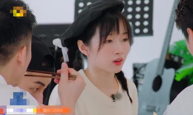  李浩菲|中餐厅矛盾升级？张亮把筷子直接扔桌上，李浩菲被吓到，又是同样的套路