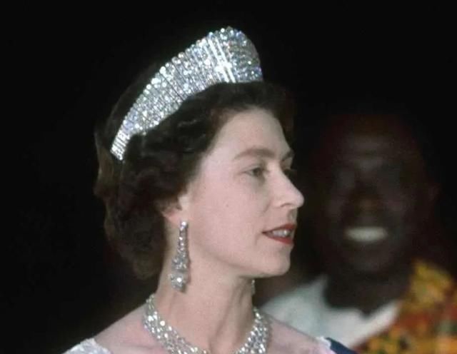 马丁|杨幂为了时尚,大热天穿马丁靴不算啥,看到鞋带:让人想不通