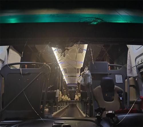  高速|太危险！载52人的大客车高速路上迎面遭铁门重击