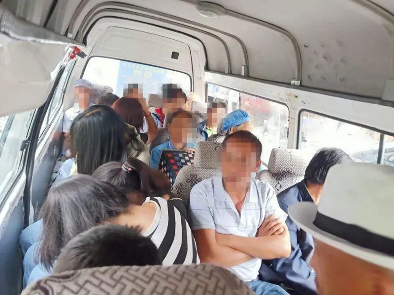  面包车|长顺：一辆核载14人的面包车填鸭子塞了23人