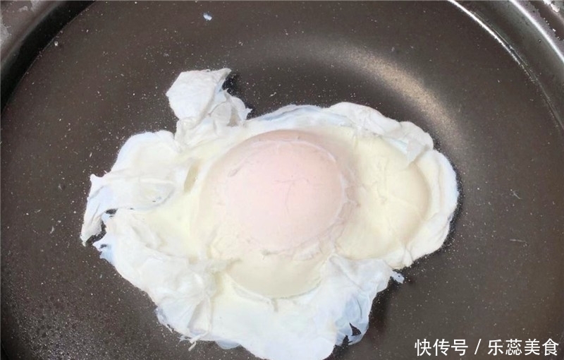  蛋白|水煮荷包蛋，下锅就散还有白沫？大厨教您1招，完整无缺不散花