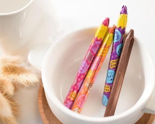 偷吃|学生党敢“放肆”偷吃的零食,认出来画笔巧克力,却被固体胶骗了