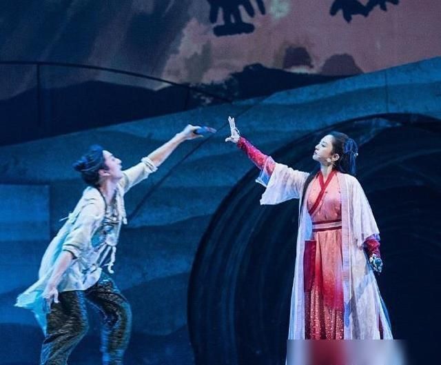  媒体拍到|董璇又有新恋情？和前夫同框一个照面都不打，抱着女儿离去